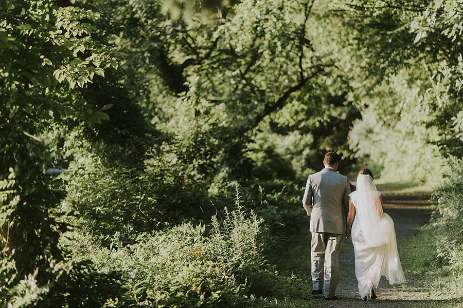 Los novios caminando por un bosque