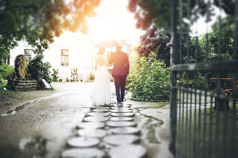 Los novios por un camino de piedras